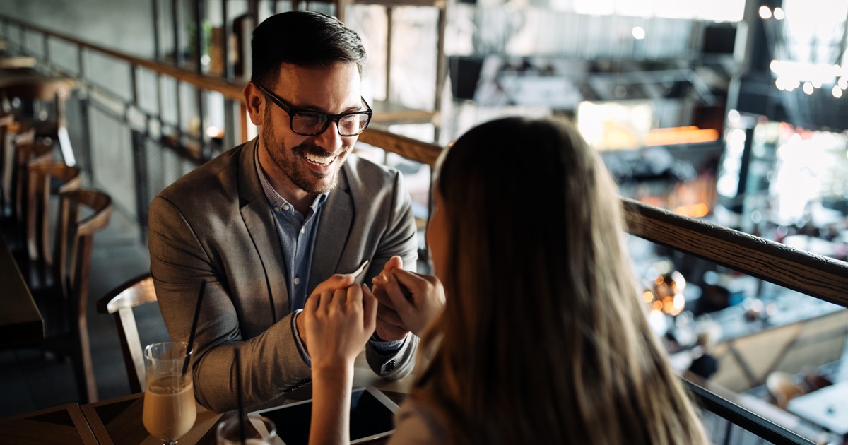 もしかして好きな人に遊ばれてる？年上の男性が本命の彼女に見せる態度とは？
