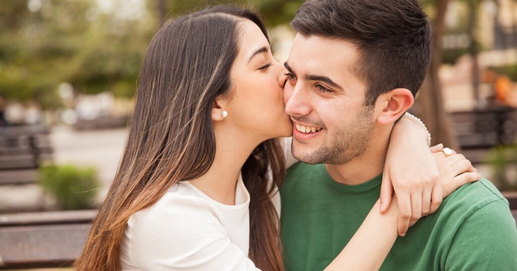 彼氏のほっぺにキスする彼女