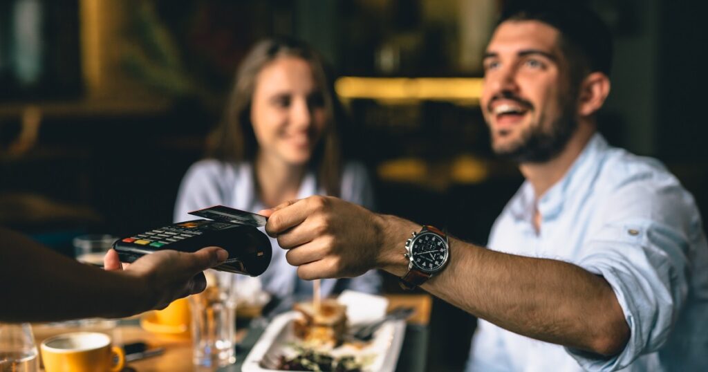 奢られたいお金ないアピールする彼女