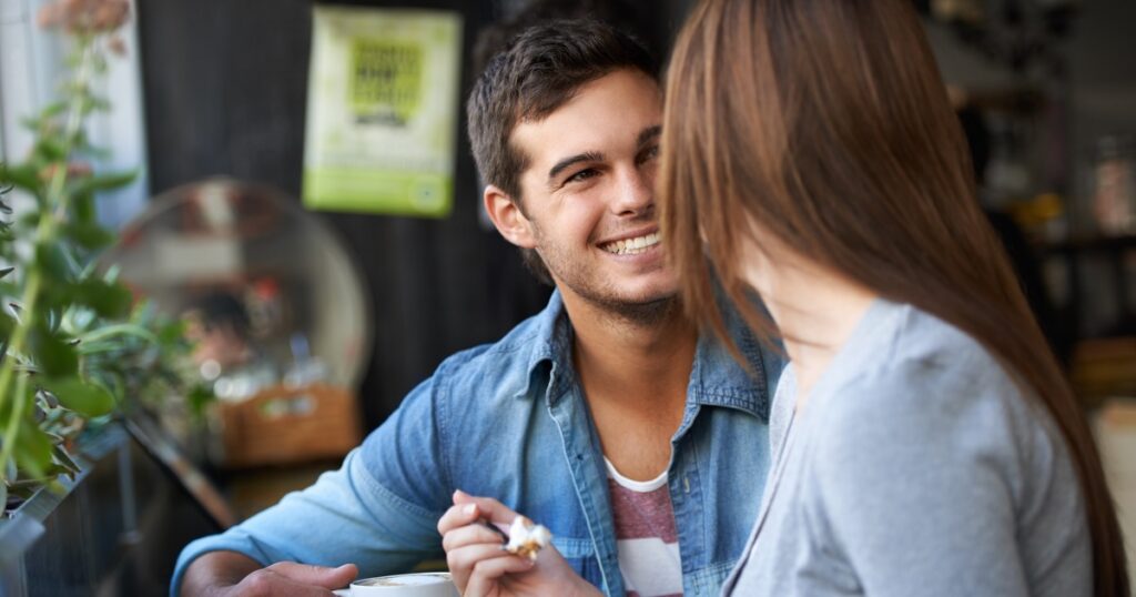 男友達にいい人誰か紹介してと言われる女性