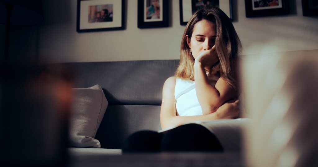 幸せな人間を見ると壊したくなる女性