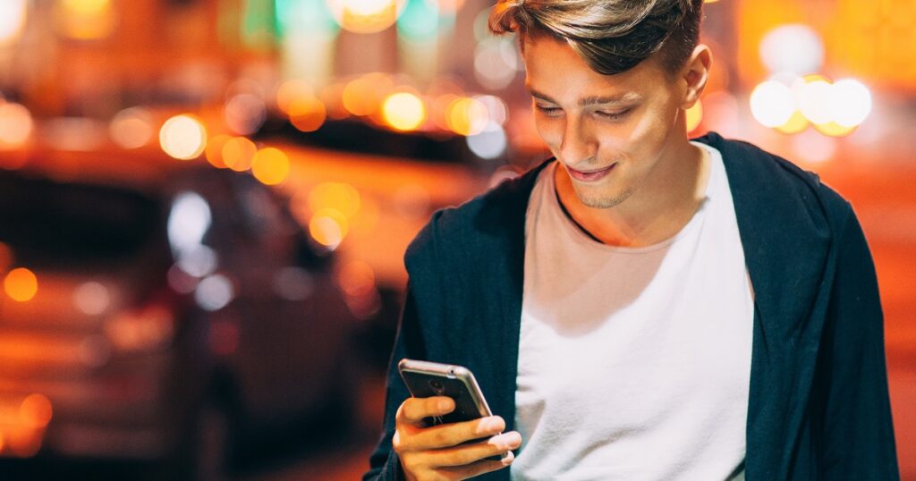 初デート後にLINEを送る男性