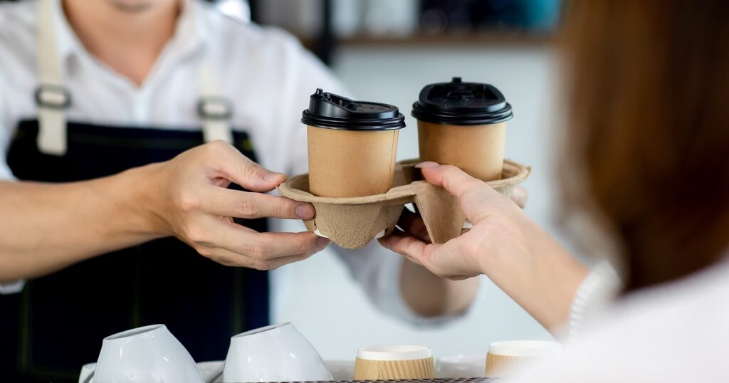 好きな人とドライブデートでコーヒーを準備する