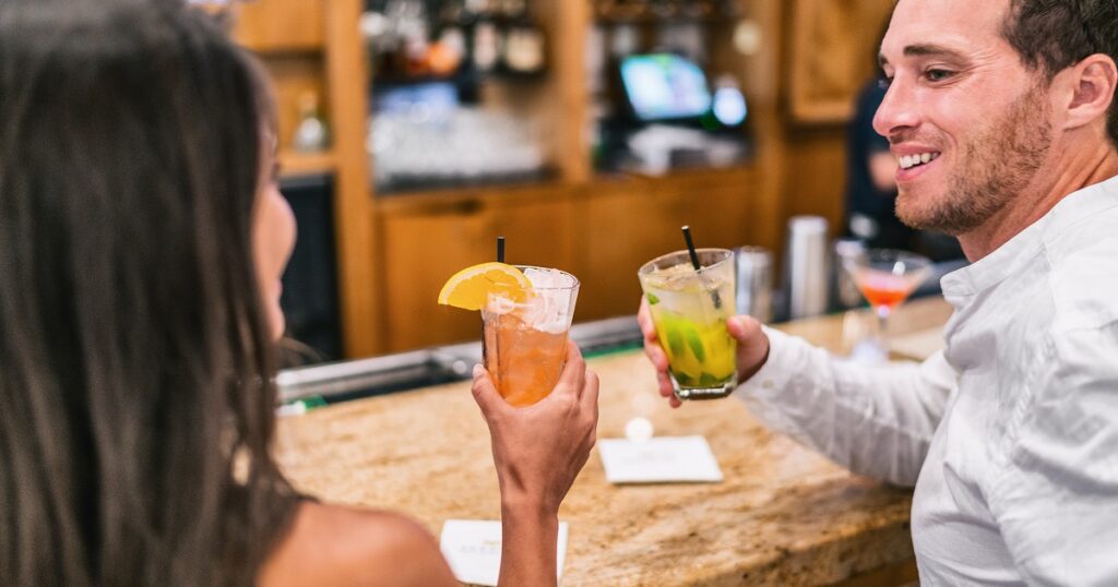 デート中お酒で緊張をほぐす男性
