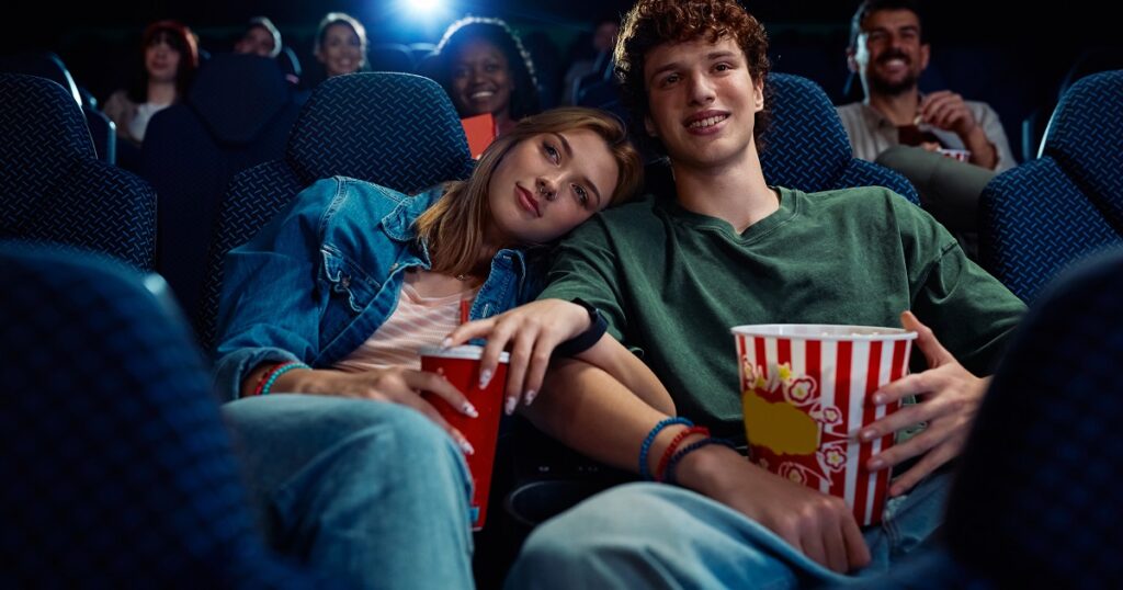 映画館でスキンシップ