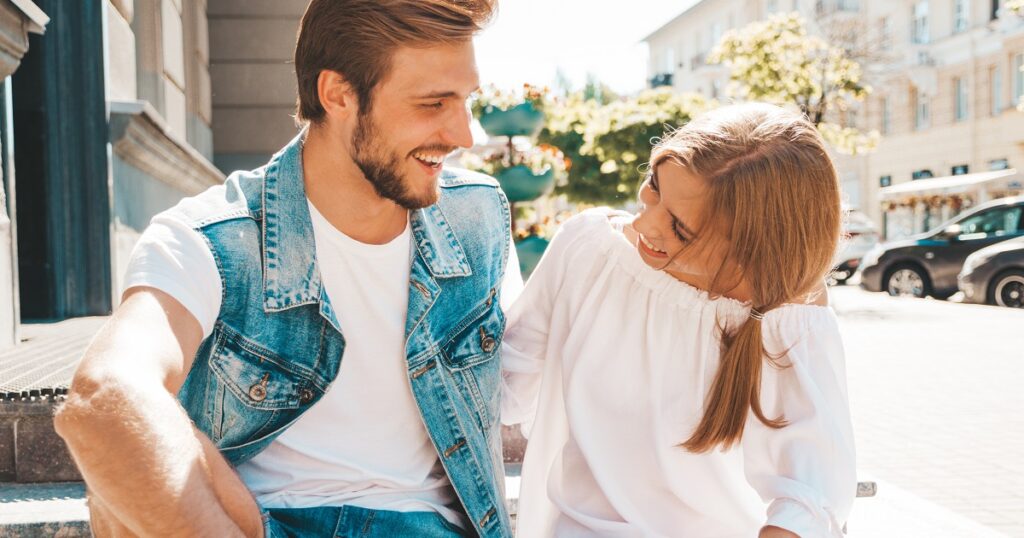 男性と目が合うと笑ってしまう女性