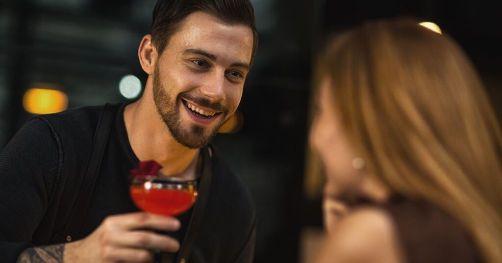 飲み会で脈ありな女性を褒める