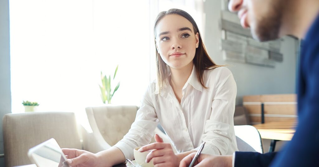 男性にぶっきらぼうな態度をとられる女性