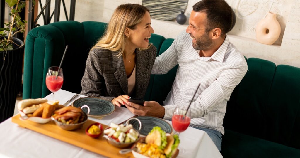 女性とデートする40代男性