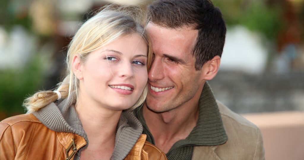 20歳以上年上男性と付き合う女性