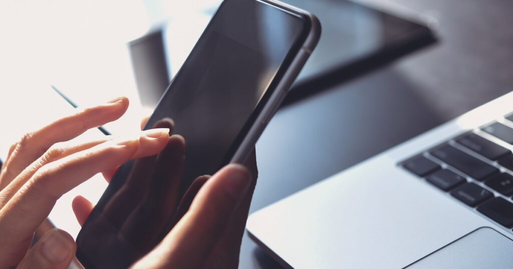 LINEで年賀メールを送ってくる男性