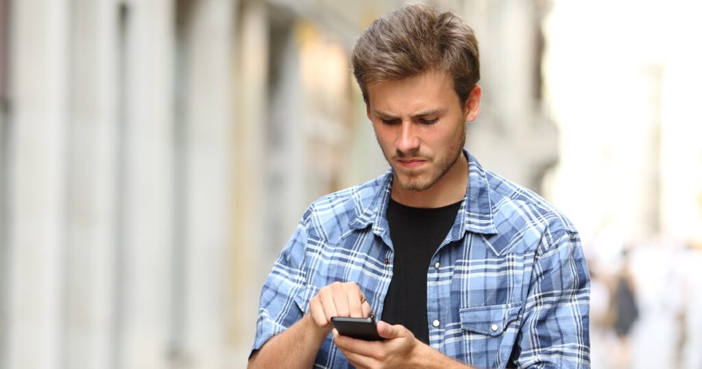 ネットで女性を叩く男性