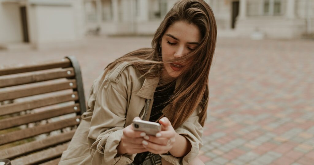 LINEで好き避けする女性