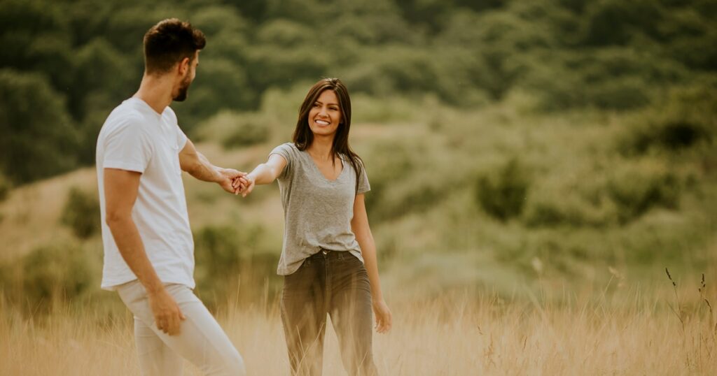 付き合ってない女友達から手を繋がれた男性