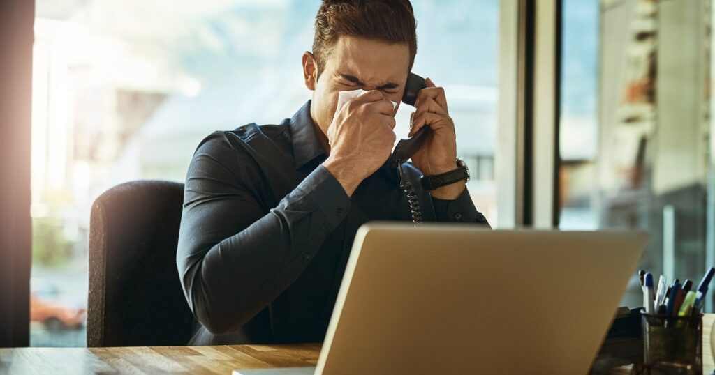体調悪いとアピールする男性