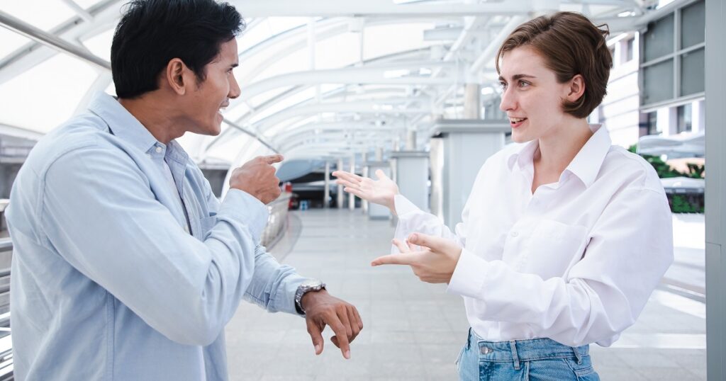 デートに遅刻して言い訳する彼女
