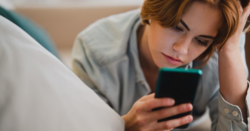 LINEのメッセージを送り続ける女性
