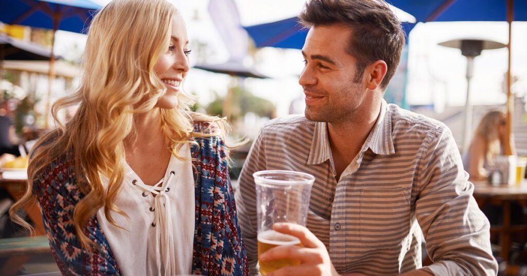付き合っていない女性と2回目のデートをする男性