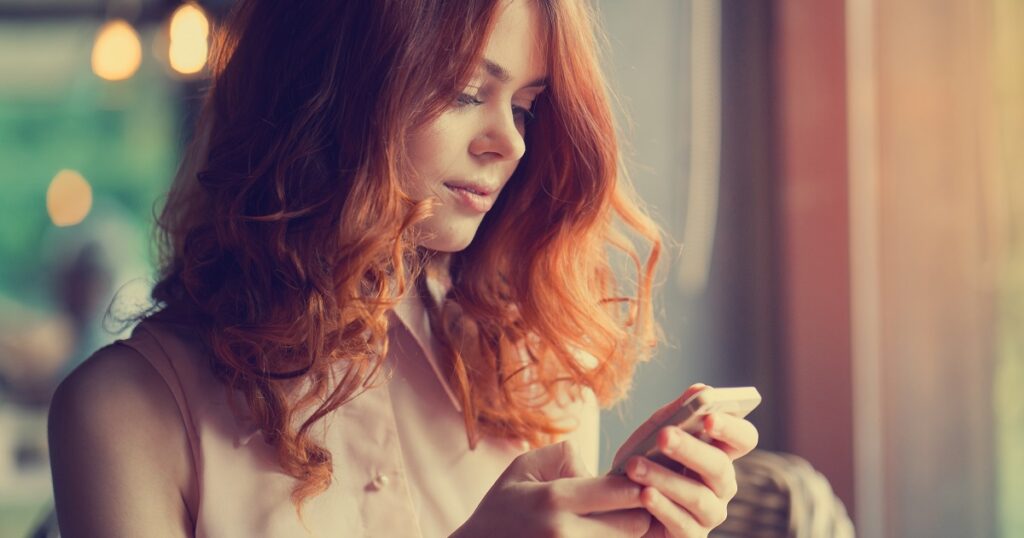 デートの誘いを男性に断られた女性