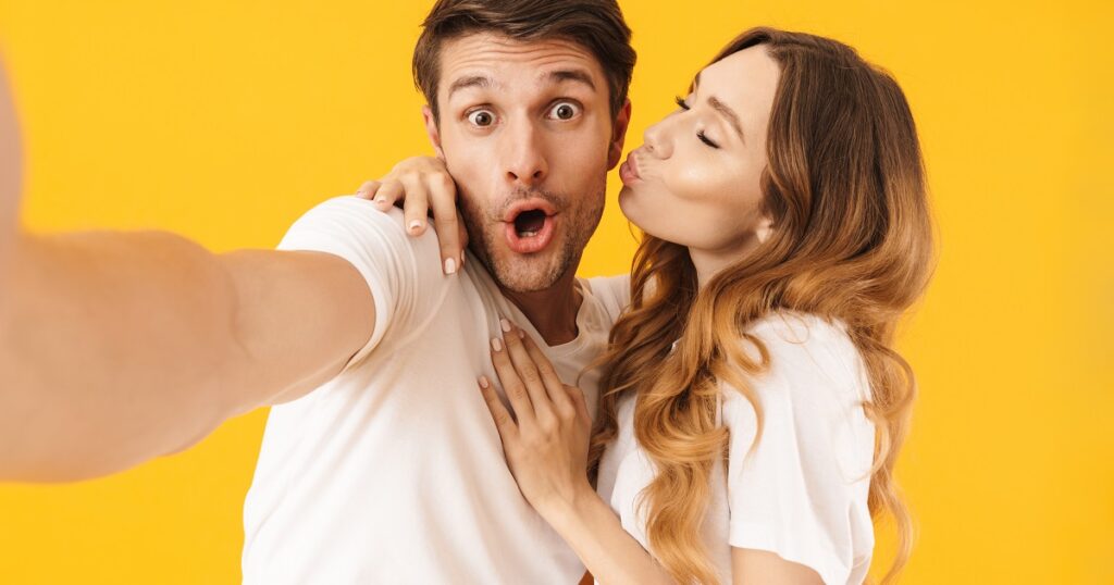 片思いしている女性が男性のほっぺにキス
