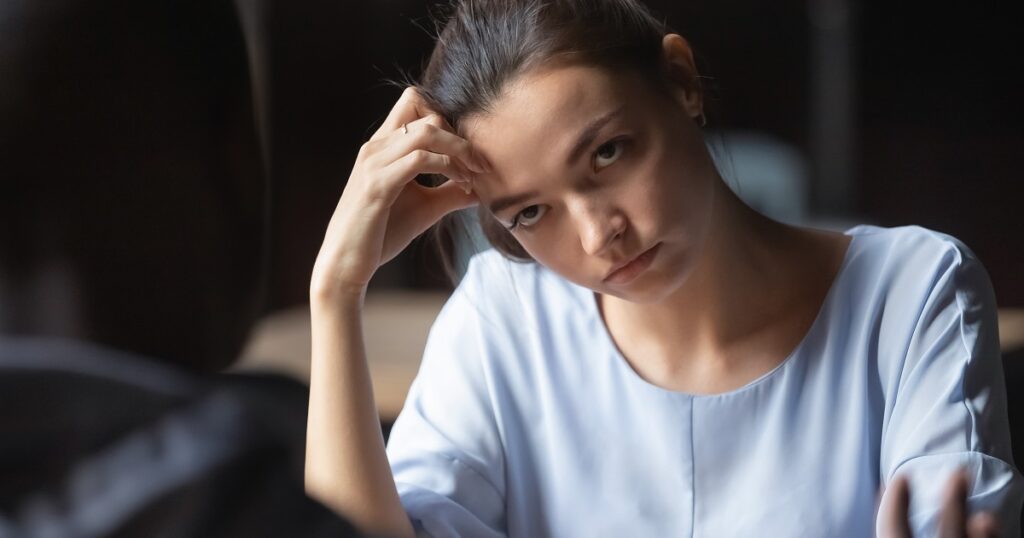 自分の話ばかりする早口な男性に呆れる女性