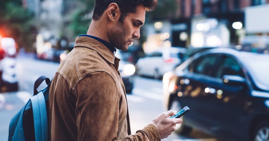 デート後のLINE内容を考える男性