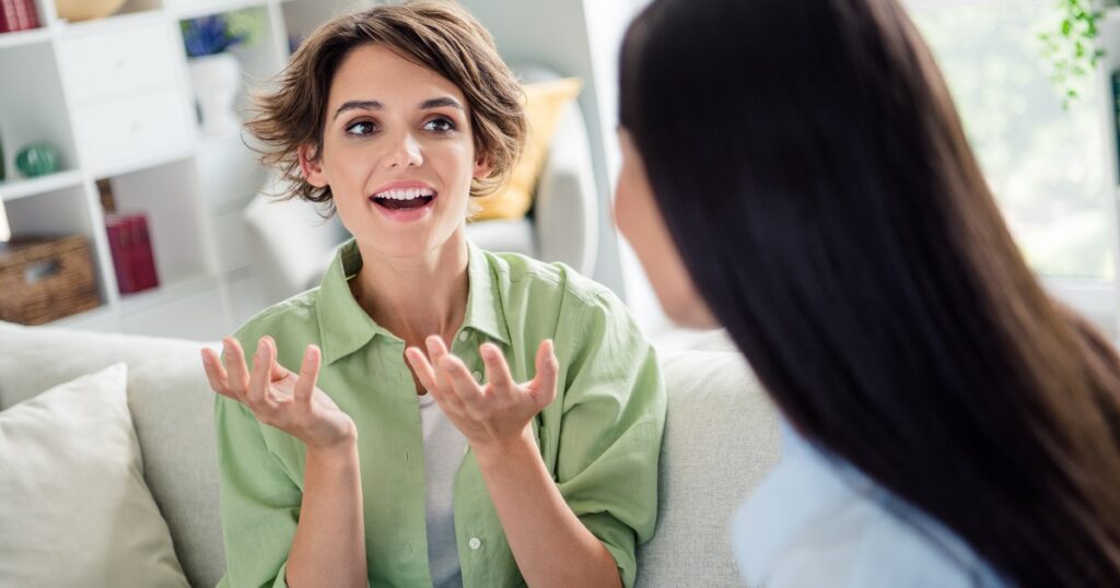 人を見下す女性