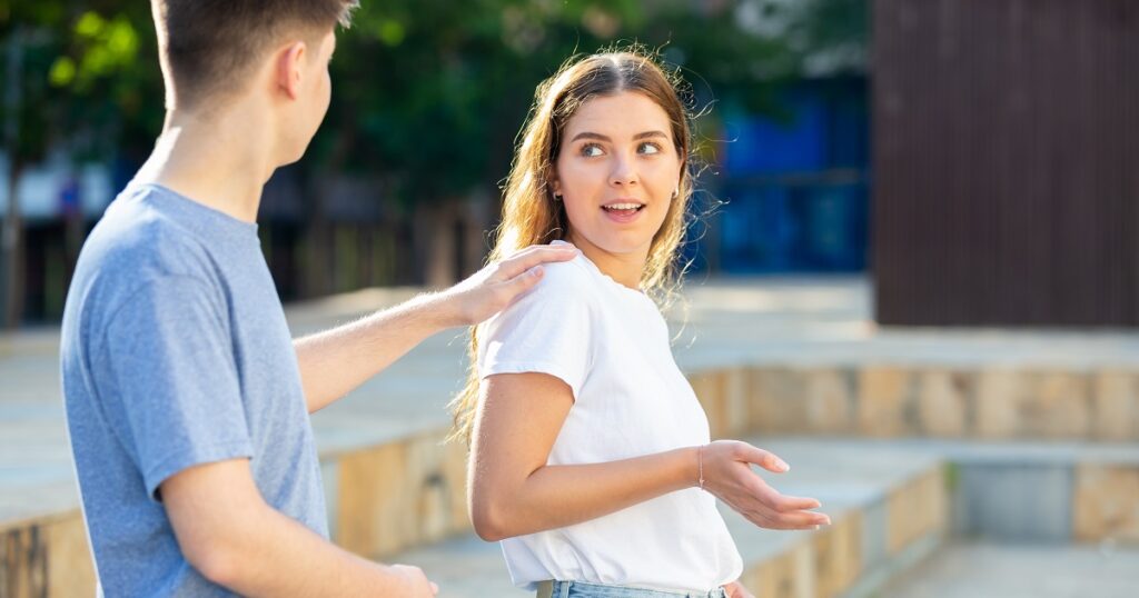 女友達をいじる男友達