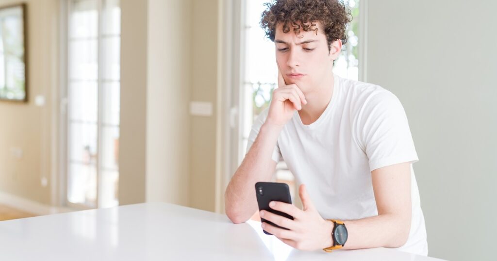 女友達にLINE返信するのがめんどくさい男性