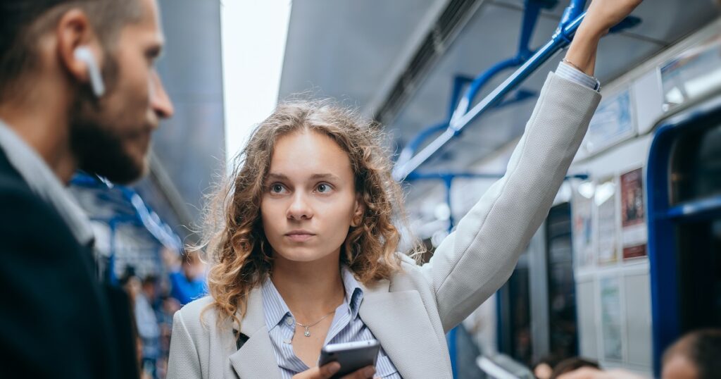 電車で一目惚れした男性にアピールする女性