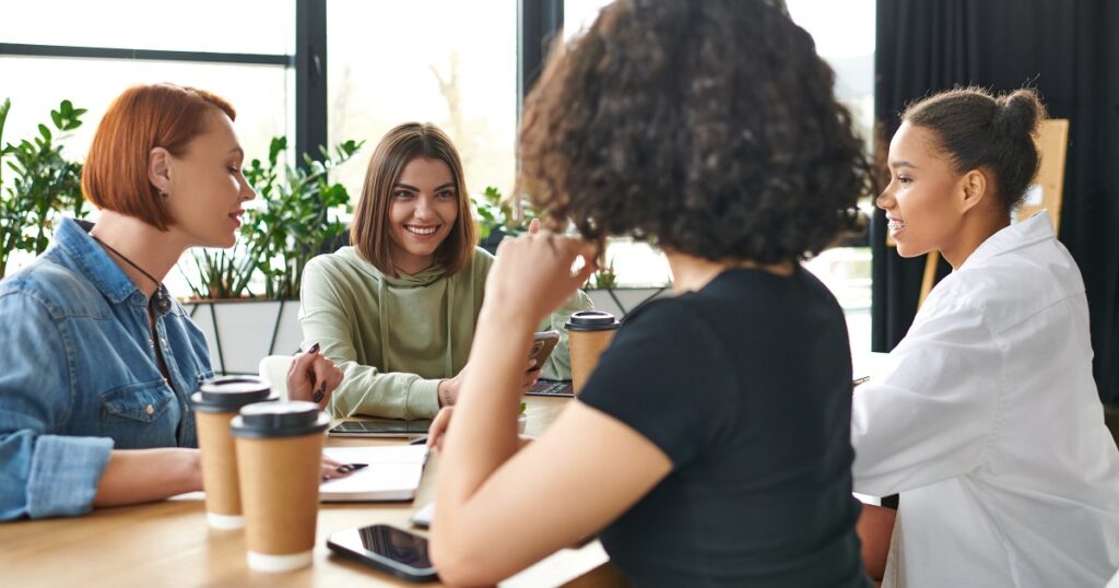 周りに仲良しアピールする職場の女子グループ