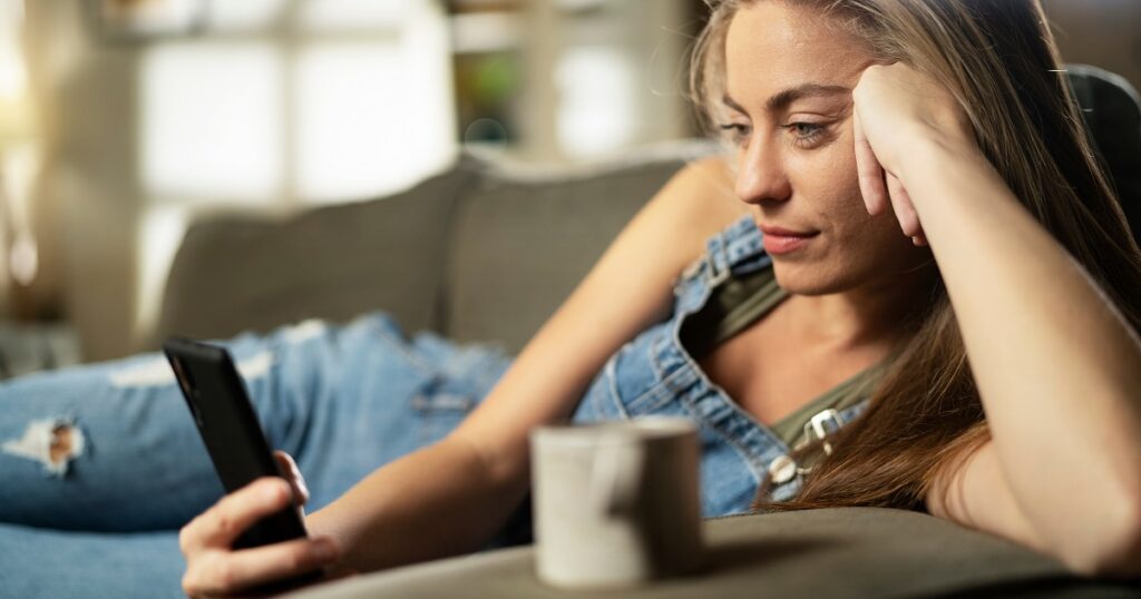 喧嘩するたび着信拒否される女性