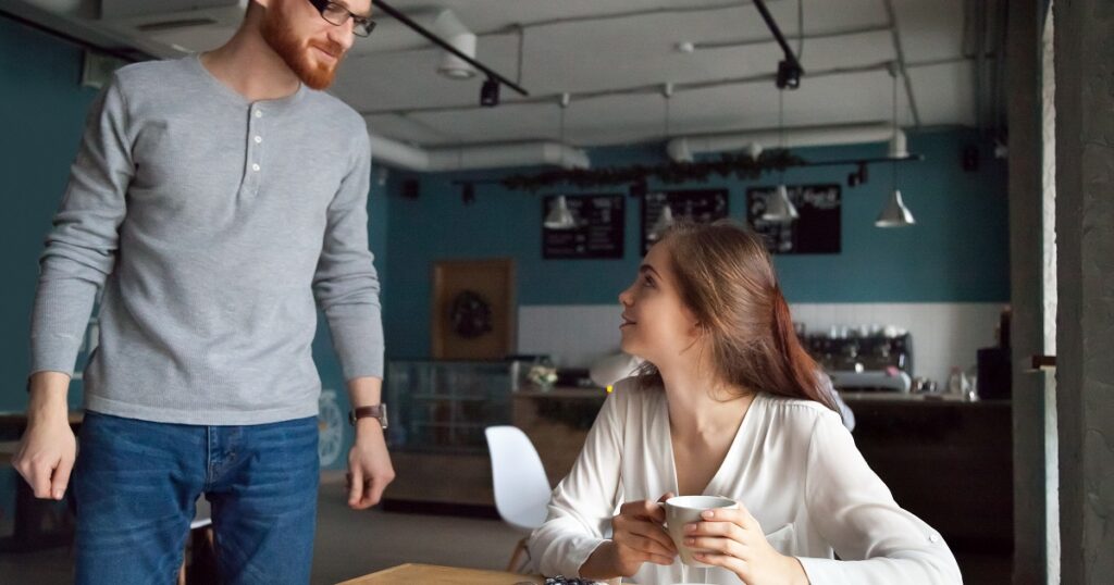 男性からの告白待ちをするうざい女性