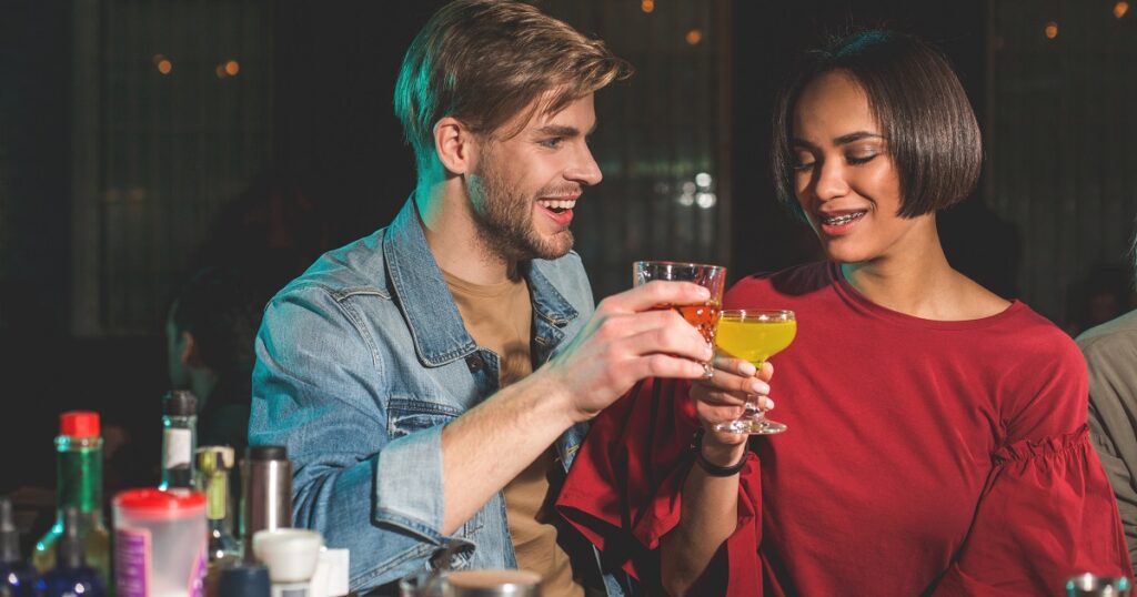 飲み会で男性が脈ありの女性にする行動