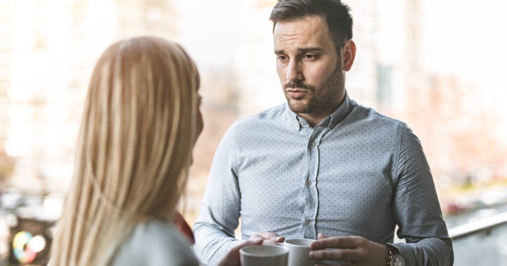 女性にぶっきらぼうな態度をとる男性