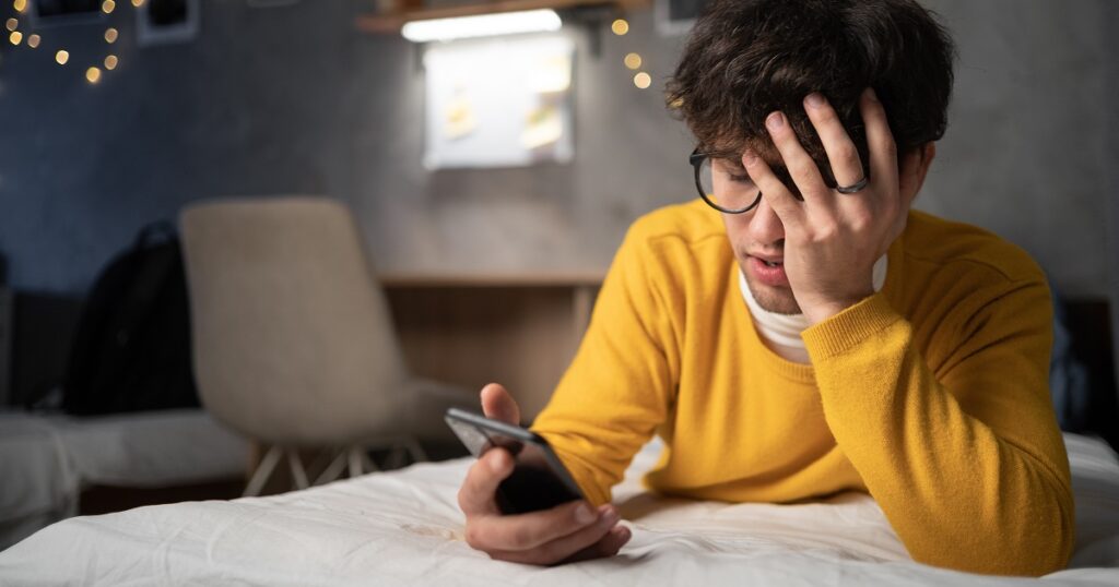 女性からのしつこいLINEにうんざりする男性