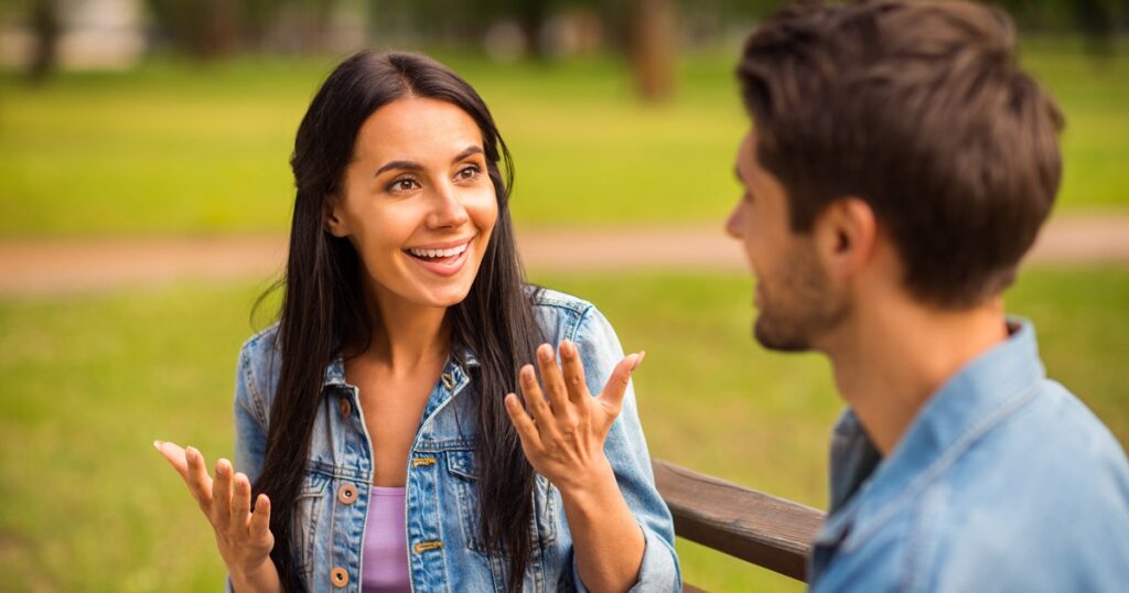 男性に好きなタイプを答える女性