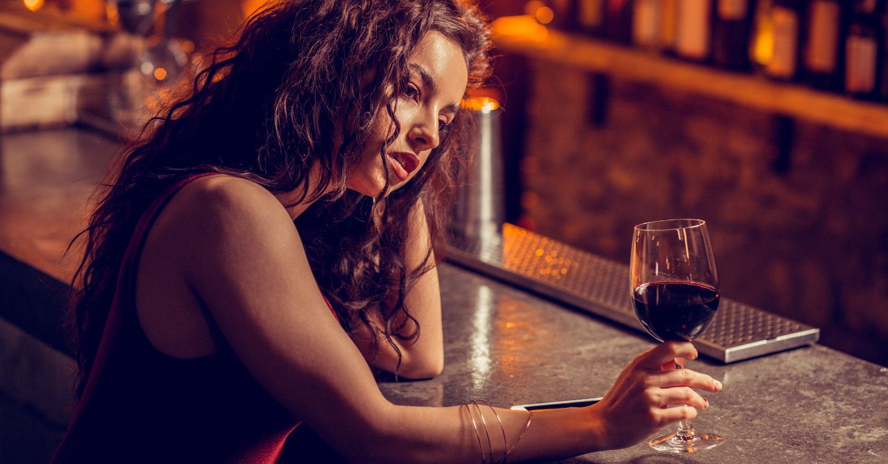 バーや飲み屋で女性の一人飲みデビュー！ぼっち飲みで男性と良い出会いを掴む方法