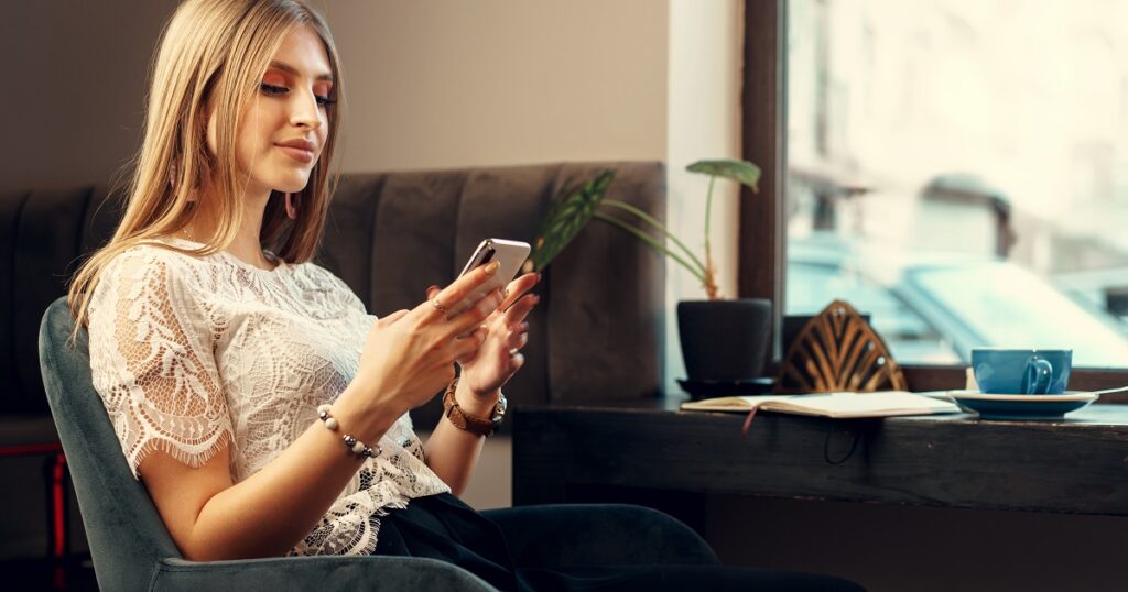 ヤンデレ男からのLINEの返信が早い女性