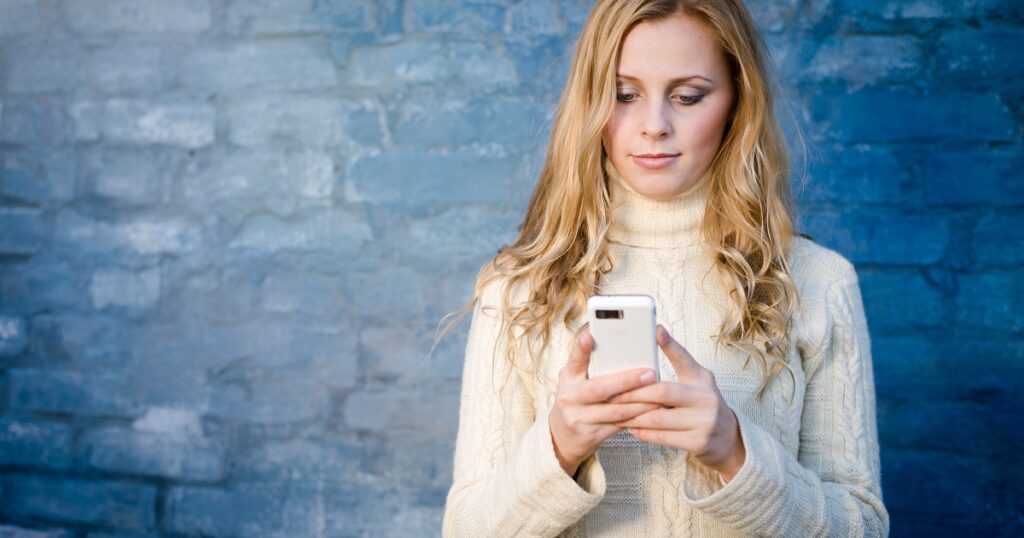 男性に誘いを断られた後に返事を送る女性