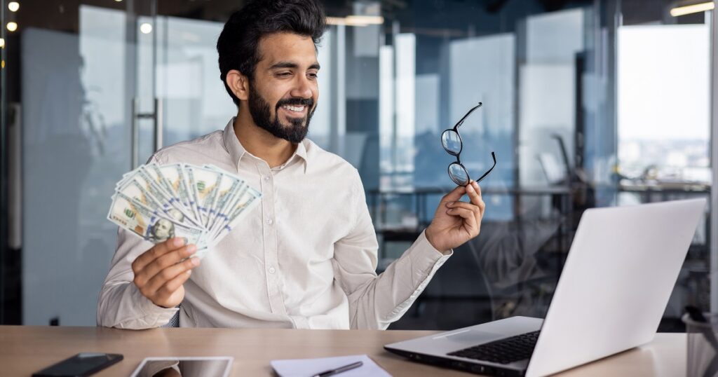 お金持ってるアピールする男性