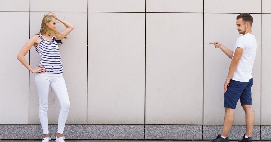 好きな女友達をいじる男友達
