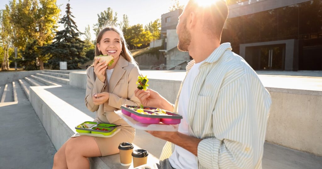 同じ職場の好きな女性とランチする男性