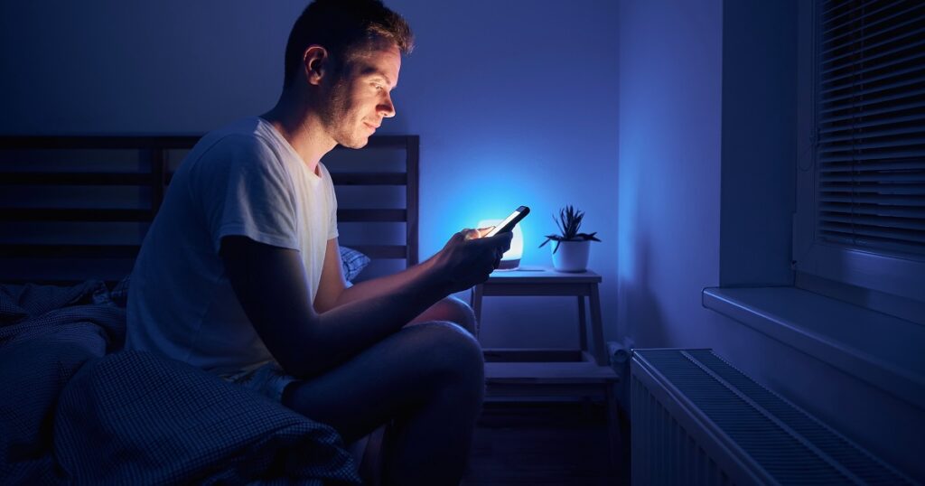 SNSを監視するネチネチしている男