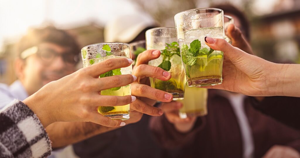 飲み会に行く彼女