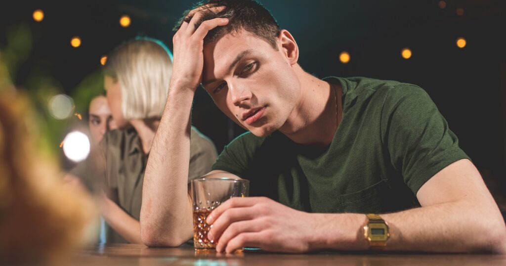 デート中に酔っ払い過ぎる男性