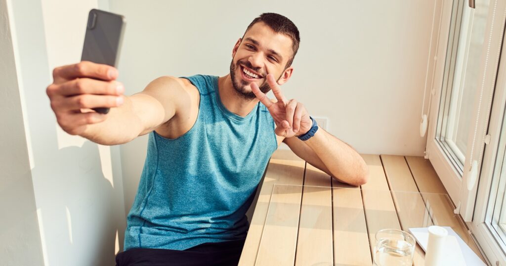 ダイエットしていることを周りにアピールする男性