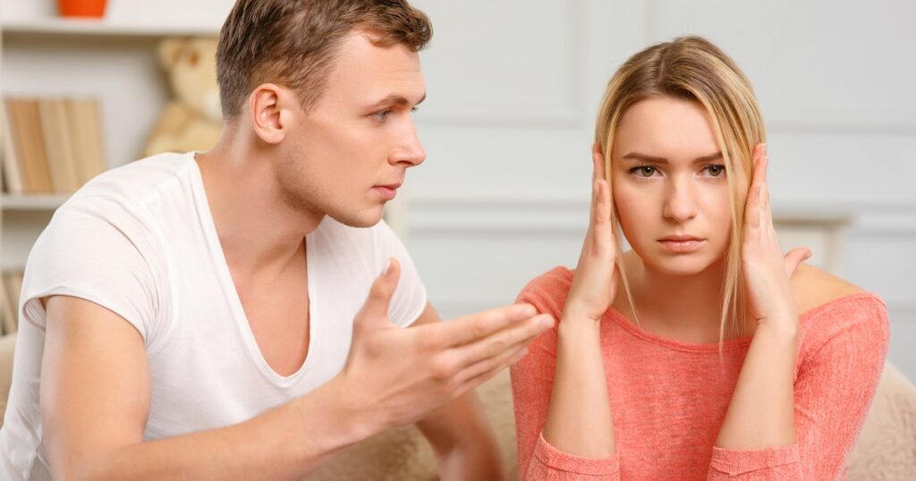 彼氏に八つ当たりして自己嫌悪になる彼女