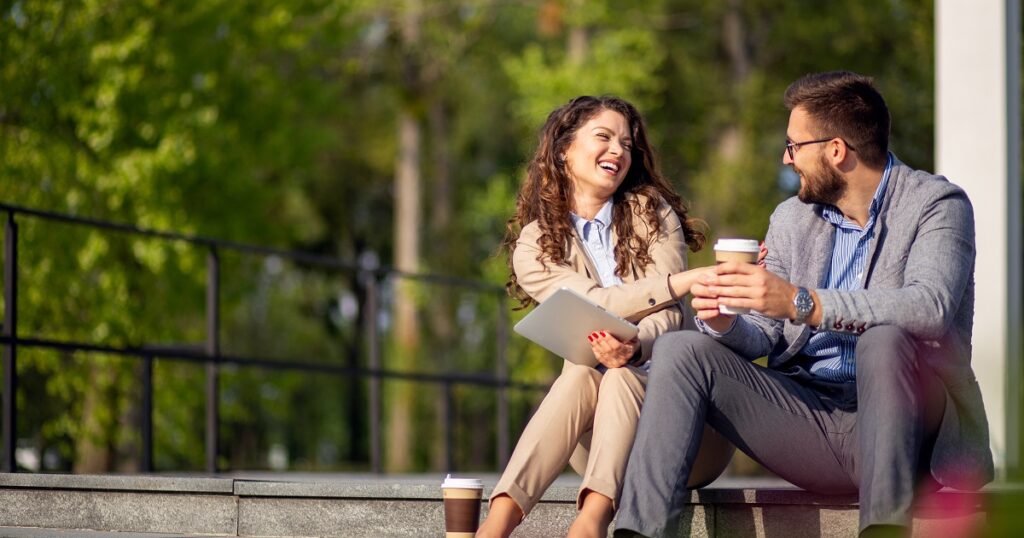 気になる男性を誘って気が向いたらねと返答される女性