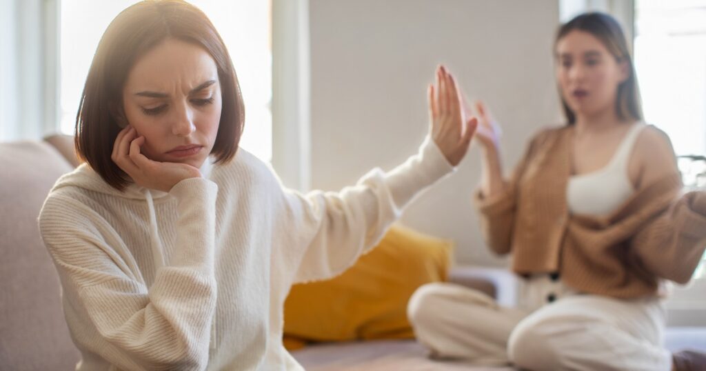 忍耐力の無いわがままな女友達に怒る女性